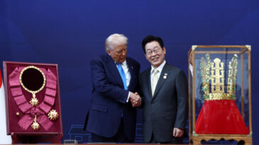 Trump'a Krallara Layık Karşılama: Altın Ta&ccedil;, B&uuml;y&uuml;k Nişan ve Ket&ccedil;aplı Yemek Men&uuml;s&uuml;