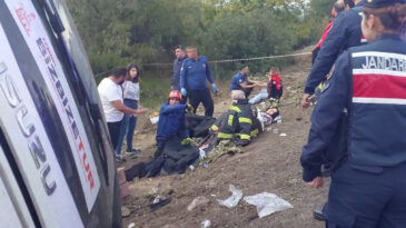 Tur Otob&uuml;s&uuml; Şarampole Yuvarlandı: &Ouml;l&uuml; ve Yaralılar Var