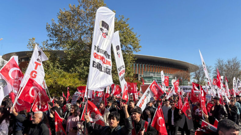 Türkiye Gençlik Birliği Üyeleri, Birinci Meclis Önünden Anıtkabir'e Yürüdü