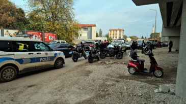 &Uuml;&ccedil; Tekerlekli Elektrikli Bisiklet, Otomobilin Altında Kaldı