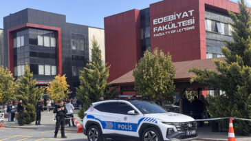 &Uuml;niversite Kapısında Eski Eşine Saldırı