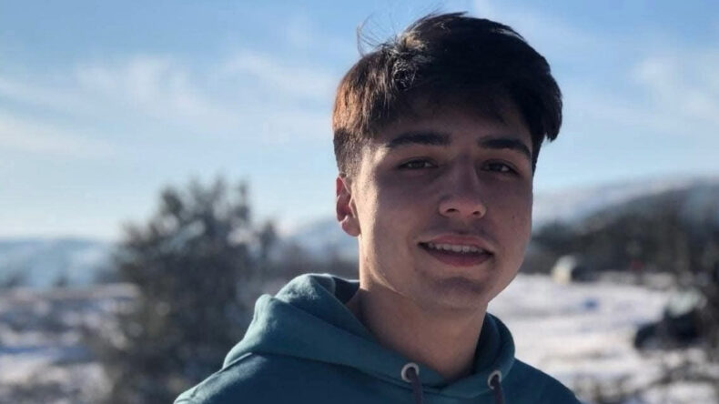 Üniversiteli Genç Halı Sahada Hayatını Kaybetti