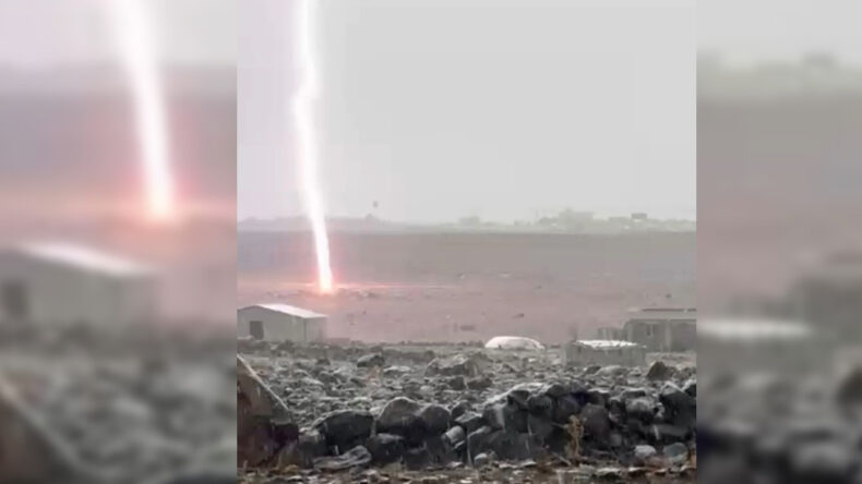 Yağmur Sırasında Yıldırım D&uuml;ş&uuml;ş&uuml; Anı Kaydedildi