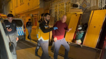 Yaşları 80'i bulan &uuml;&ccedil; amca fenalaşınca ekipleri kandırmaya &ccedil;alıştı