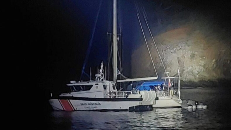 Yelkenli Tekne Üzerinde 4 Kaçakçı ve 35 Göçmen Yakalandı