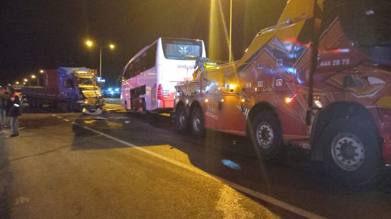 Yolcu Otob&uuml;s&uuml; ve Tır &Ccedil;arpıştı