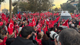 Yurttaşlar 'Mustafa Kemal'in askerleriyiz' sloganıyla Dolmabahçe'den Beşiktaş'a yürüdü