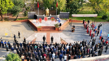 10 Kasım T&ouml;renine Geciken Kaymakam: 'Polemik Yaratılacak Bir Şey Mi?'