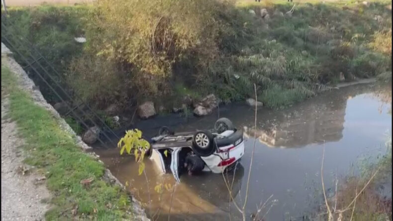 10 Metreden Çaya Uçan Çocuklar Şans Eseri Kurtarıldı