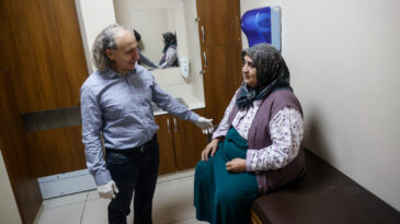 11 Yılda G&ouml;ğs&uuml;nde 8,5 Kilogramlık Kitle Taşıdı