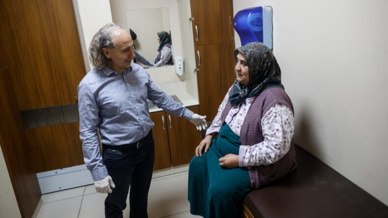 11 Yılda G&ouml;ğs&uuml;nde 8,5 Kilogramlık Kitle Taşıdı