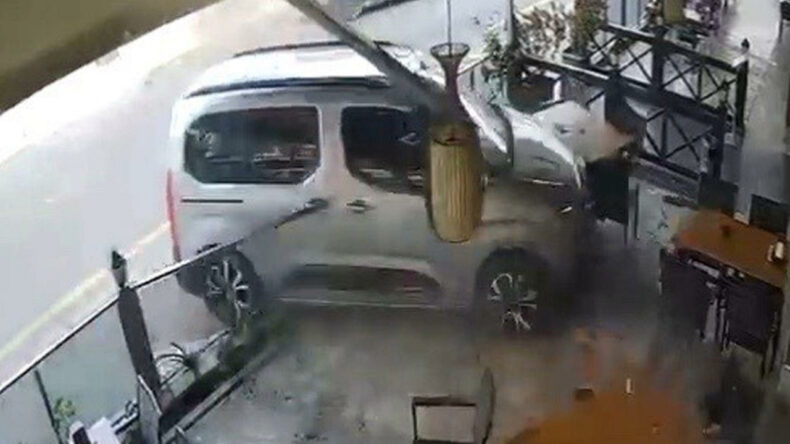 15 Yaşındaki S&uuml;r&uuml;c&uuml; Restorana Girdi