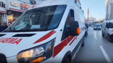 17 Yaşındaki Gen&ccedil; 'Yan Bakma' Nedeniyle Bı&ccedil;aklandı