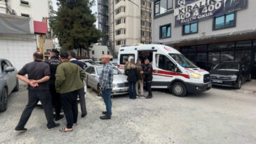 17 Yaşındaki Gen&ccedil; Sokakta Bı&ccedil;aklandı