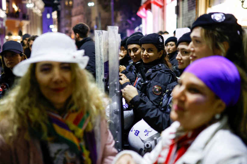 Yürüyüş Sırasındaki Kadınlar