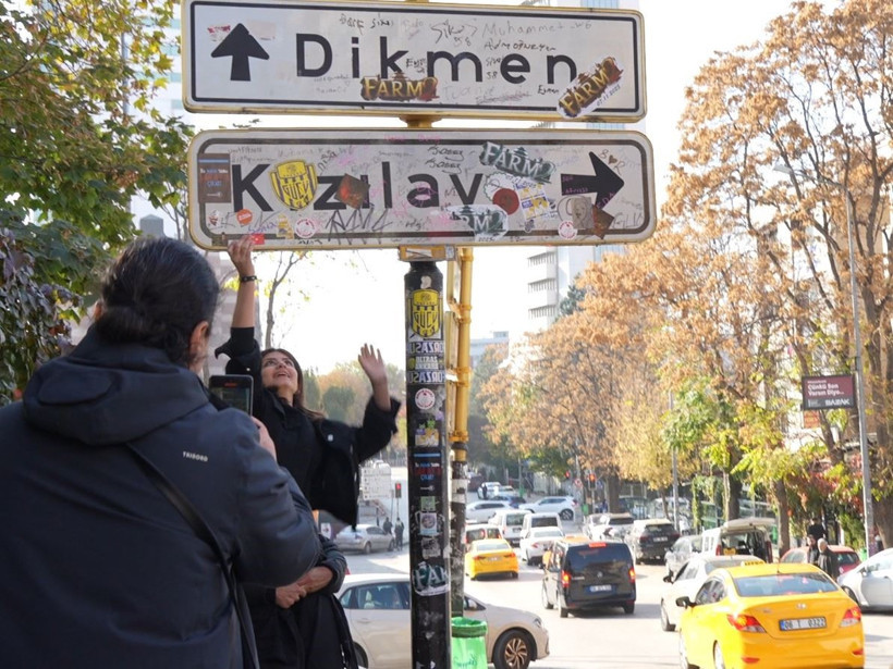 Stickerlar ile Kızılay Tabelası