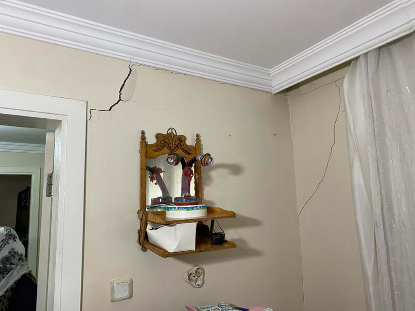 Mahalledeki çatlaklar