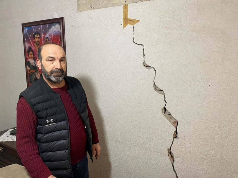 Mahalleli, çatlaklar nedeniyle evlerini bantlıyor