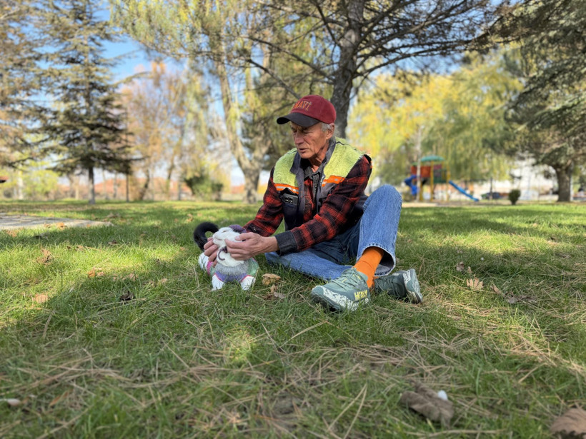 Kedisi Syliva ile gezen Mustafa Rahmi Erçetin