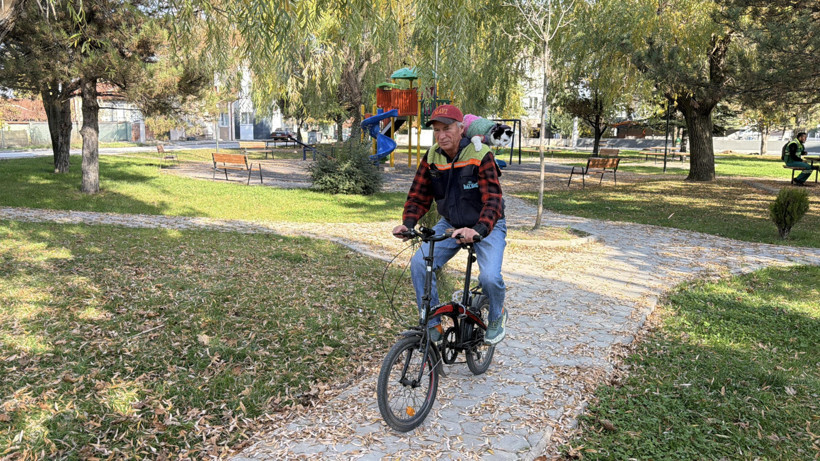 Mustafa Rahmi Erçetin ve kedisi Sylvia