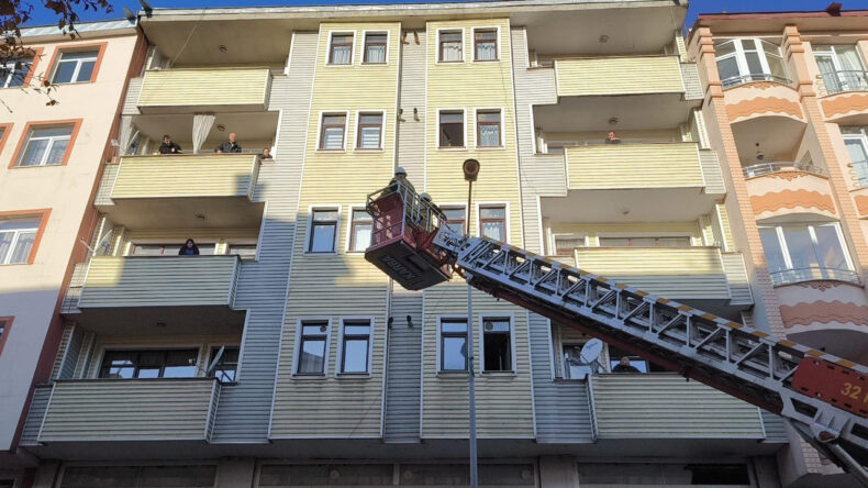 6 Katlı Apartmanda Yangın: 1 &Ccedil;ocuk ile 3 Kişi Hastaneye Kaldırıldı