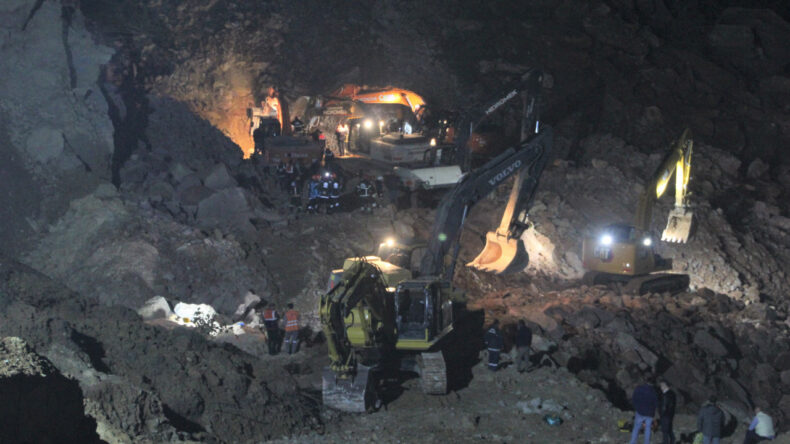 75 Yaşındaki İş&ccedil;i G&uuml;nlerdir Toprak Altında