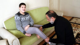 8 Yıldır Hem Ebeveyn Hem Bakıcı! Engelli Oğluna Tek Başına Bakarak Yaşıyor