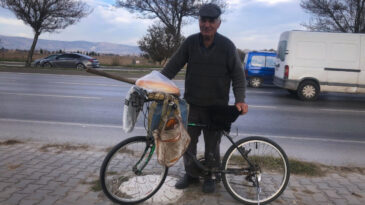 84 Yaşında Pedal &Ccedil;eviriyor ve Atık Topluyor: Bor&ccedil;lanmamak İ&ccedil;in &Ccedil;alışıyor