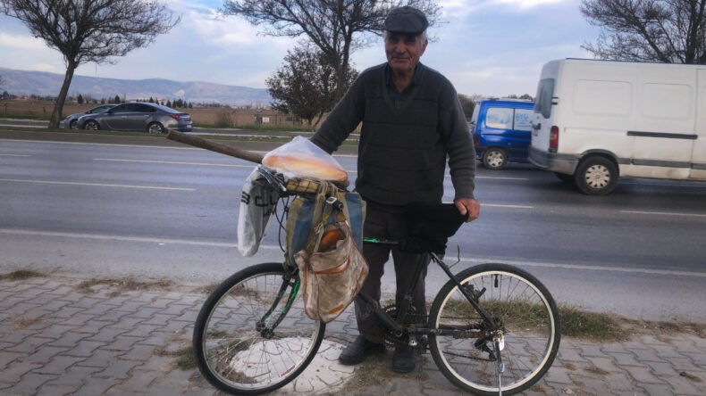 84 Yaşında Pedal Çeviriyor ve Atık Topluyor: Borçlanmamak İçin Çalışıyor
