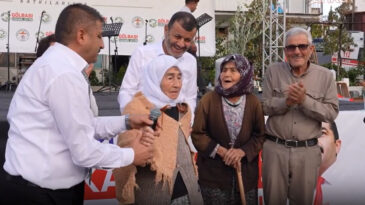 95 Yaşındaki Hilmiye Teyze "Andımız"ı Okudu