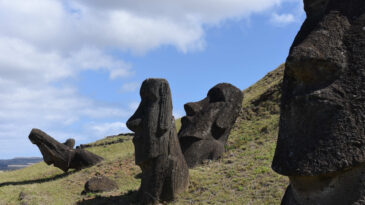 Adadaki Dev Heykellerin Gizemi &Ccedil;&ouml;z&uuml;ld&uuml;