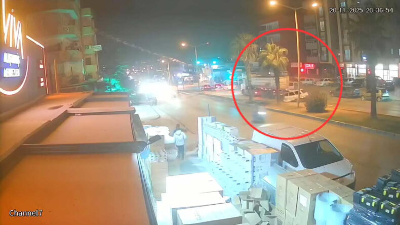 Adana'da Yavaşlayan TIR'a Arkadan &Ccedil;arpma Kazası