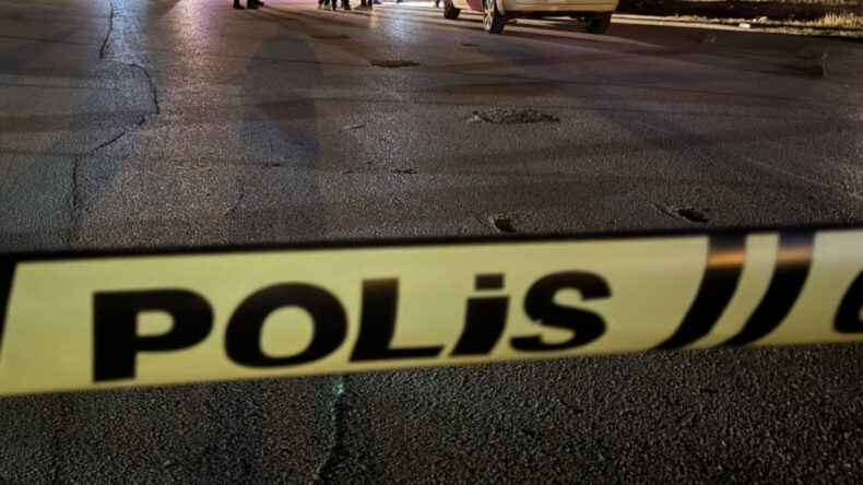 Adliye Bah&ccedil;esinde Kavga: İki Grup Birbirine Girdi