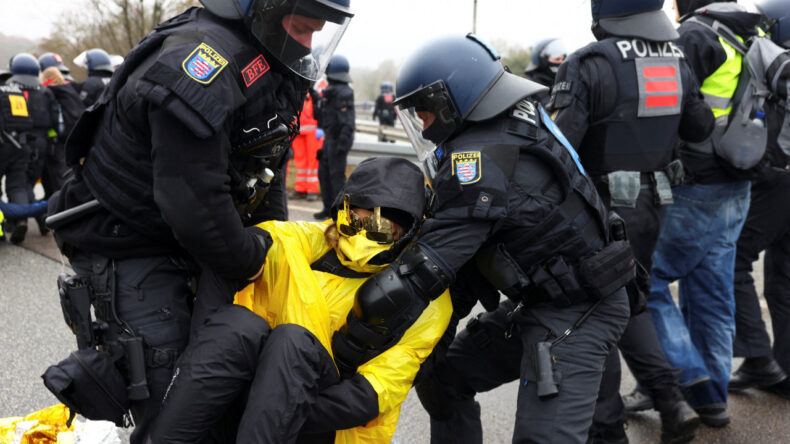 AfD'nin Gen&ccedil;lik Teşkilatına Karşı Protesto: Binlerce Kişi Sokağa &Ccedil;ıktı