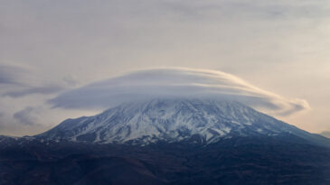 Ağrı Dağı'nın Zirvesinde Şapka Bulutu Oluştu