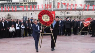 AKP, Taksim'deki Cumhuriyet Anıtı'na &ccedil;elenk bırakmadı