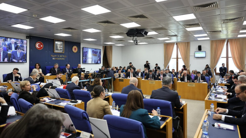 AKP ve Muhalefet Arasında 'Okullarda &Uuml;cretsiz Yemek' Tartışması