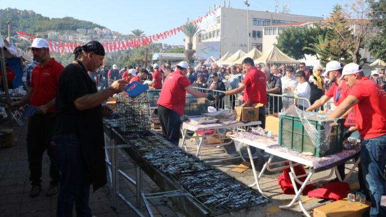 Alanya&rsquo;da Hamsi Coşkusu: 7 Ton Hamsi T&uuml;kendi