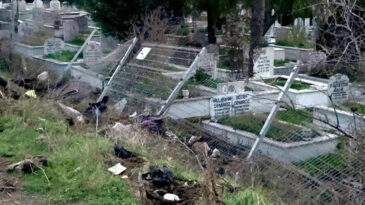 Alkoll&uuml; s&uuml;r&uuml;c&uuml; mezarlığa daldı: Mezarlara zarar verdi