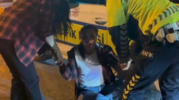 Alkoll&uuml; Yolcu Kendini Yerden Yere Attı