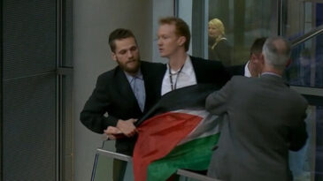 Almanya Federal Meclisi'nde Gergin Anlar: Ziyaret&ccedil;i Dışarı Atıldı