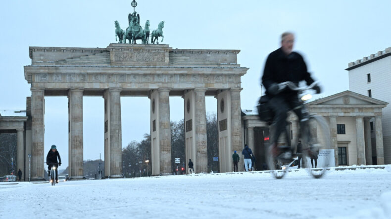 Almanya'da Hayat Durma Noktasında: U&ccedil;uşlar Askıya Alındı