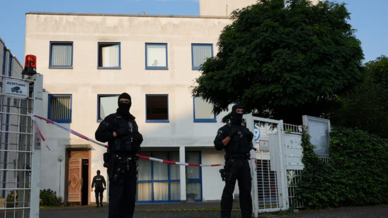 Almanya'da İslamcı Örgüt Üzerine Yasaklar Getirildi