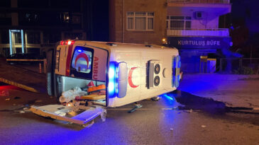 Ambulans otomobille &ccedil;arpıştı: 5 yaralı