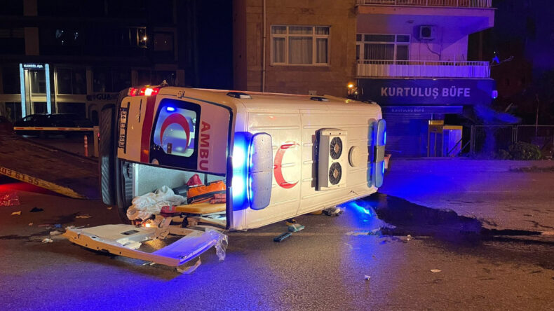 Ambulans otomobille &ccedil;arpıştı: 5 yaralı