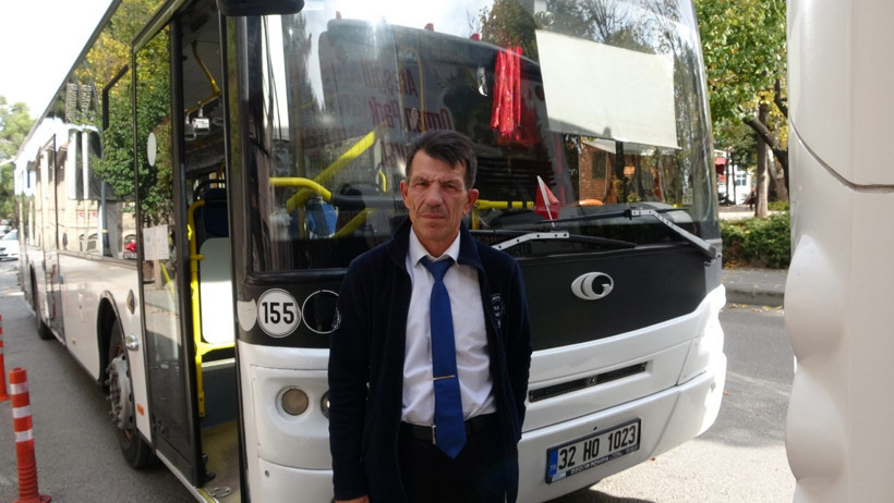 Yaralı köpeğe yardım eden Musa Bayındır.