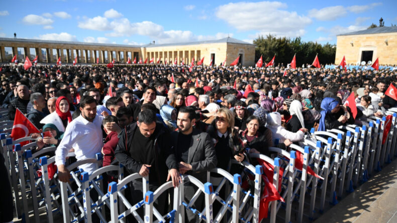 Anıtkabir'deki Erdoğan Sloganları Üzerine Tartışmalar: Kıskanmak Nedir?