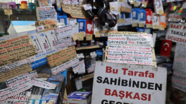 Anlatmaktan Sıkıldı, D&uuml;kkanını Notlarla Doldurdu: 'Allah Size Yedirmez İnşallah'