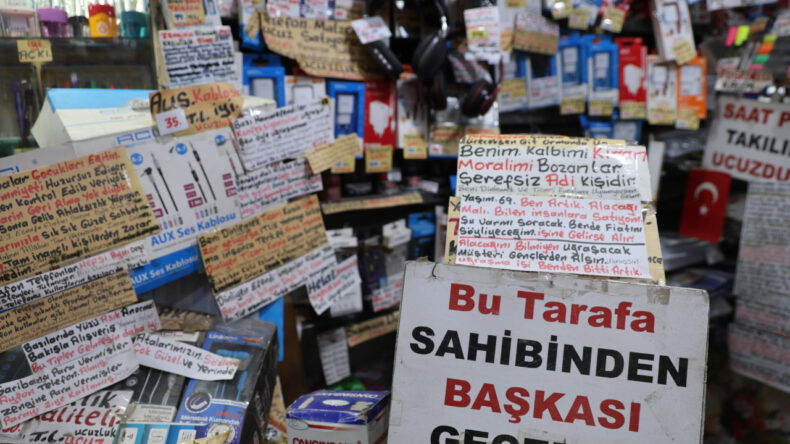 Anlatmaktan Sıkıldı, Dükkanını Notlarla Doldurdu: 'Allah Size Yedirmez İnşallah'