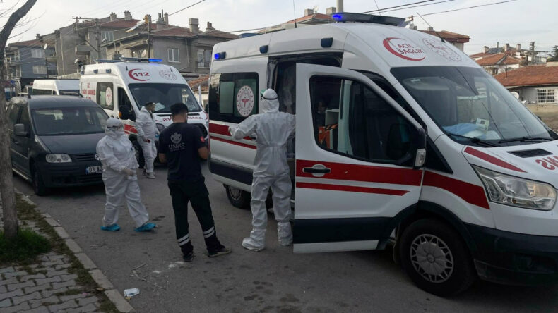 Anne ve &Uuml;&ccedil; &Ccedil;ocuğu Zehirlenme Ş&uuml;phesiyle Hastaneye Kaldırıldı